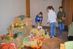 2019-10-05-Konfis-Erntedank-richten-1