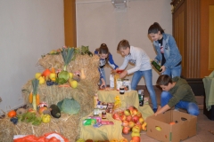 2019-10-05-Konfis-Erntedank-richten-2