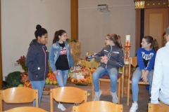 2019-10-05-Konfis-Erntedank-richten-3