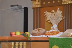 2019-10-05-Konfis-Erntedank-richten-4